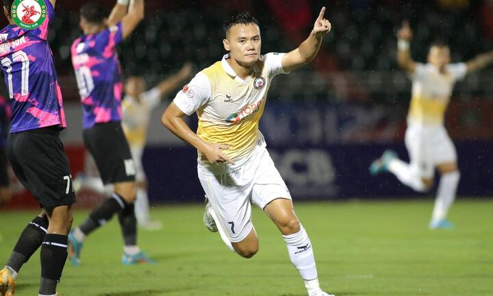 Video: Cầu thủ Bình Định ghi bàn bằng tay như Diego Maradona