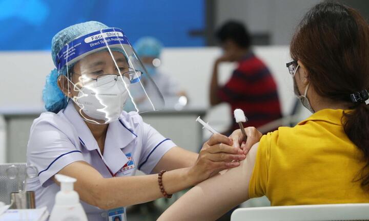 Biến thể BA.4, BA.5 xuất hiện, người dân TP.HCM xếp hàng dài tiêm vaccine COVID
