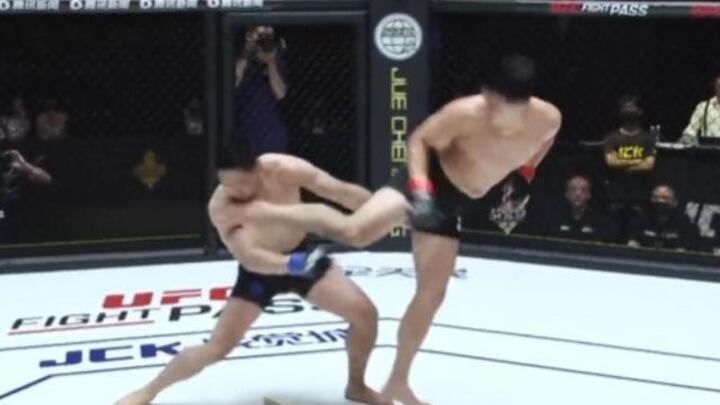 Video: Võ sĩ xoay người tung cú đá cực hiểm hạ knock-out đối thủ