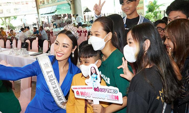 Á hậu Thuỷ Tiên được khán giả vây kín khi trở về quê nhà 