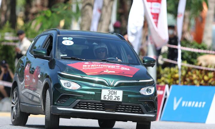 Lần đầu tại Việt Nam, các tay đua xe tranh tài bằng ô tô điện