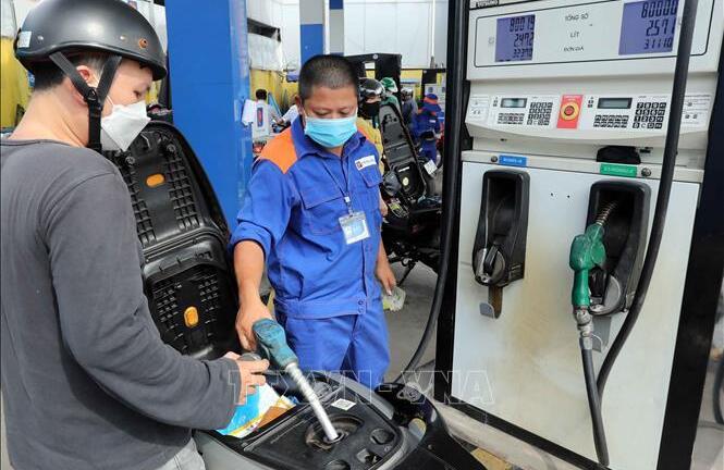 Hôm nay, giá xăng giảm 2.500 - 3.500 đồng/lít?