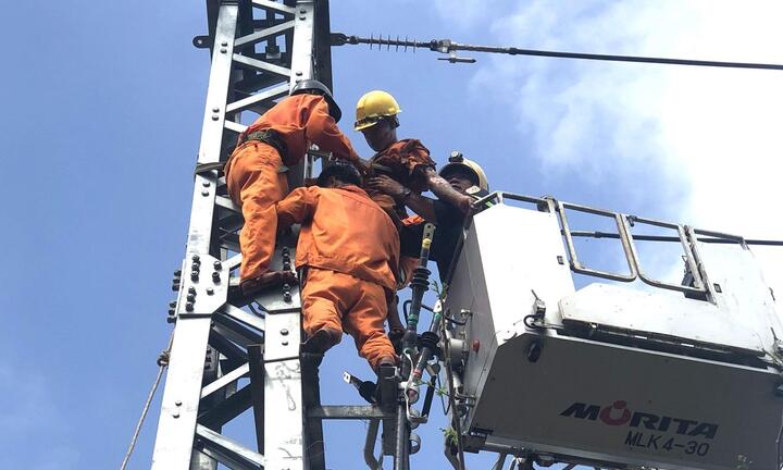 Cứu nam thanh niên bị điện giật, mắc kẹt trên cột điện