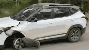 Video: Xe nổ bánh, nữ tài xế vẫn lái ô tô bỏ chạy sau tai nạn