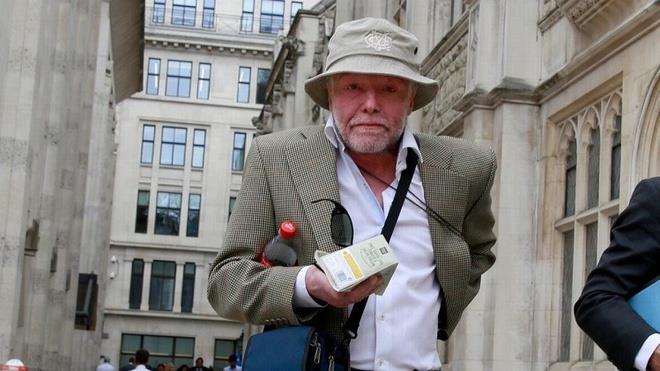 Triệu phú Anh kiện bạn thân, đòi món nợ 10 năm trước