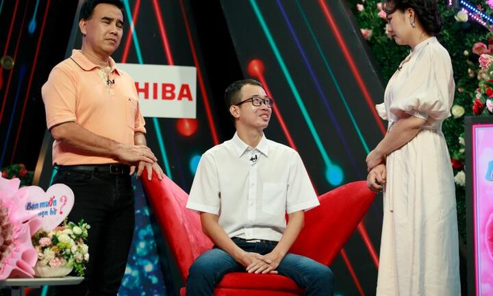 Chàng trai mang bó hoa bằng tiền tặng cô gái ở show hẹn hò