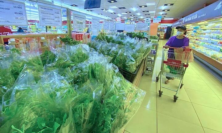 Xăng giảm giá mạnh, hàng hóa vẫn cố thủ đứng im