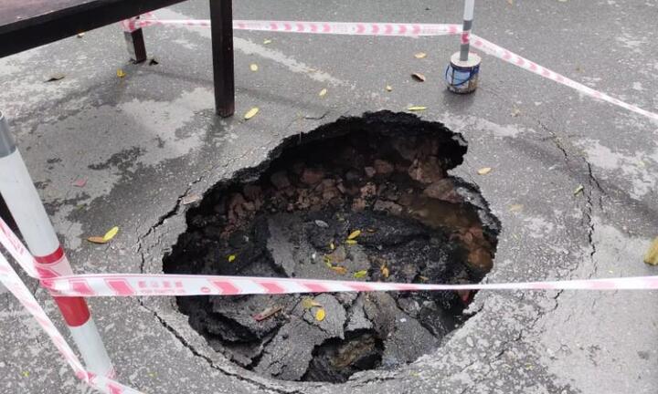 Xuất hiện hố sâu gần 1m giữa ngã tư đường ở Hà Nội