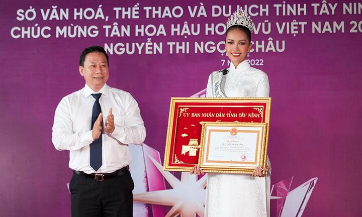 Hoa hậu Ngọc Châu nhận bằng khen của quê nhà Tây Ninh