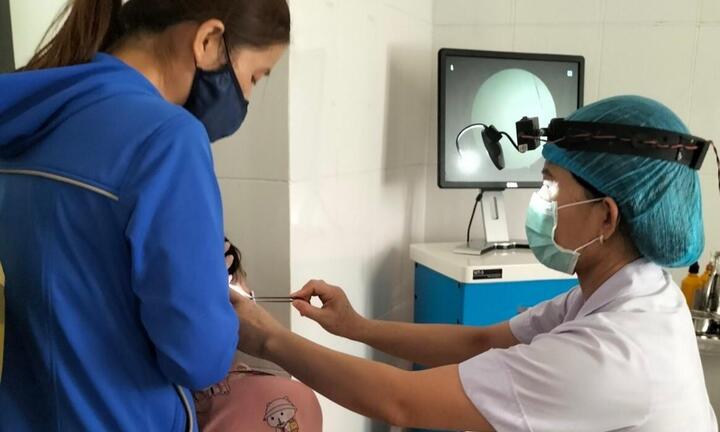 Bé gái 12 tuổi ở Hà Tĩnh bị gián chui vào tai