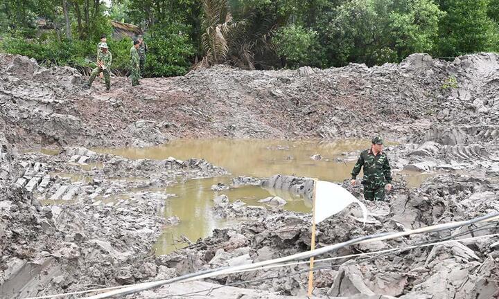 Xác máy bay cùng dù phi công dưới ao nuôi tôm ở Trà Vinh 