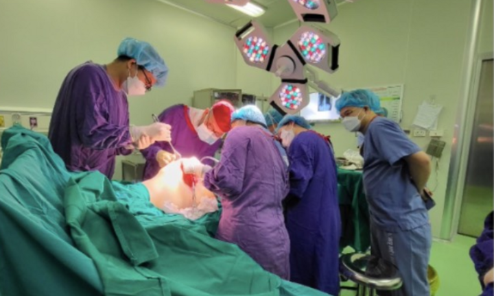 Thiếu nữ khốn khổ vì ngực to gấp 5-6 lần bình thường