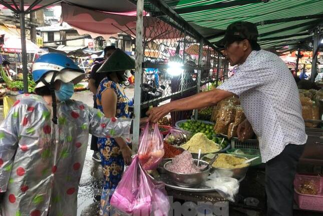 Thời tiết thất thường, giá rau xanh đắt ngang thịt heo