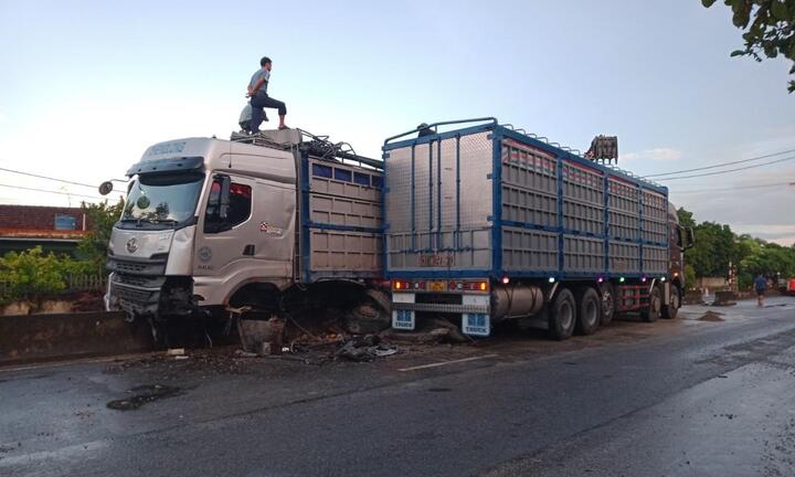 Xe tải mất lái, 'lùa' dải phân cách trên Quốc lộ 1A qua Hà Tĩnh