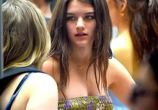 Con gái Tom Cruise ngày càng gợi cảm