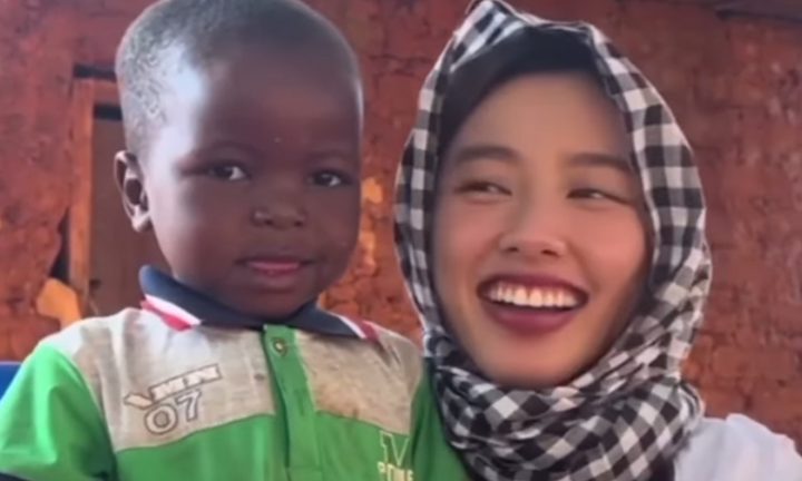 Video Hoa hậu Thùy Tiên dạy em bé Angola hát tiếng Việt gây sốt mạng