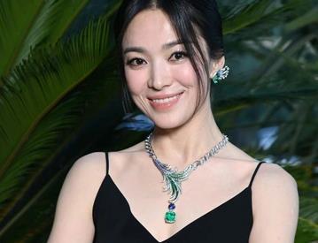 Vì sao nếp nhăn của Song Hye Kyo tuổi 40 lại thành chuyện gây ầm ĩ?