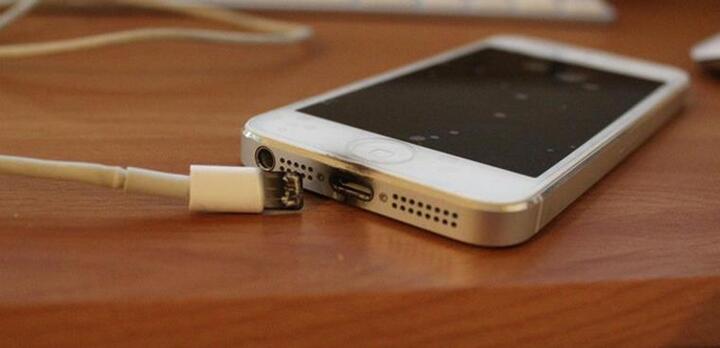 Video: Cắm sạc điện thoại, nam thanh niên bị điện giật ngã vật xuống đất