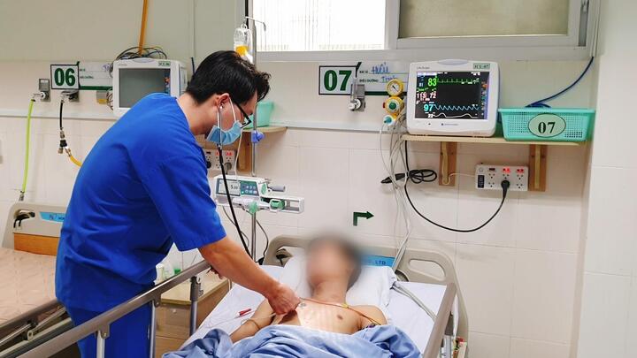 Diễn viên xiếc rách dạ dày, nôn ra máu sau khi biểu diễn nuốt mảnh thuỷ tinh