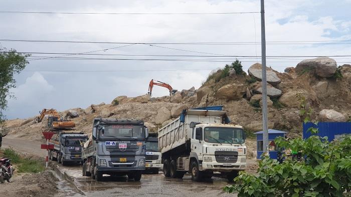 'Binh đoàn' xe tải cày nát đường nối 2 khu kinh tế: Đặt trạm cân tải trọng