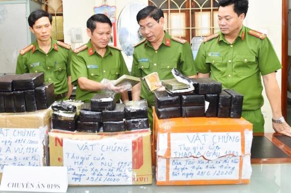 Tội phạm ma túy sẵn sàng mua chuộc cán bộ bằng những 'viên đạn bọc đường'