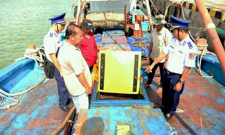 Tàu chở 90.000 lít dầu không rõ nguồn gốc