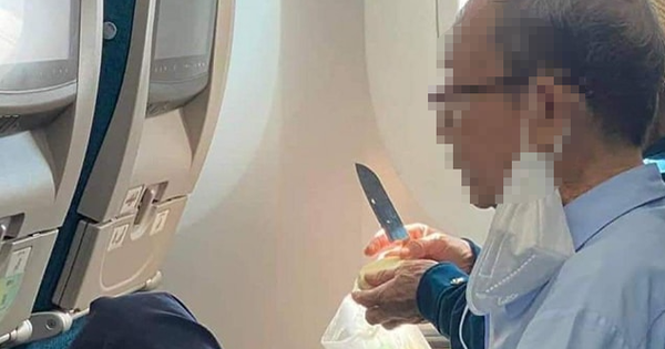 Video: 'Choáng váng' khách cầm dao gọt trái cây lên máy bay chuyến VN208