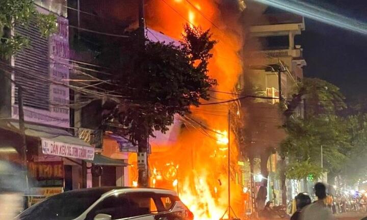 Hai ngôi nhà bị thiêu rụi trong đám cháy lớn ngay gần cây xăng