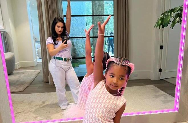 Nghề trông con cho người nổi tiếng với mức lương hơn 2 tỷ đồng mỗi năm