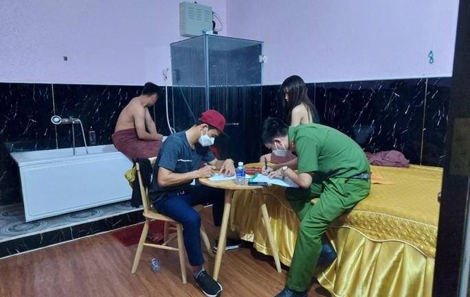 Cơ sở massage cho nhân viên thoát y phục vụ khách