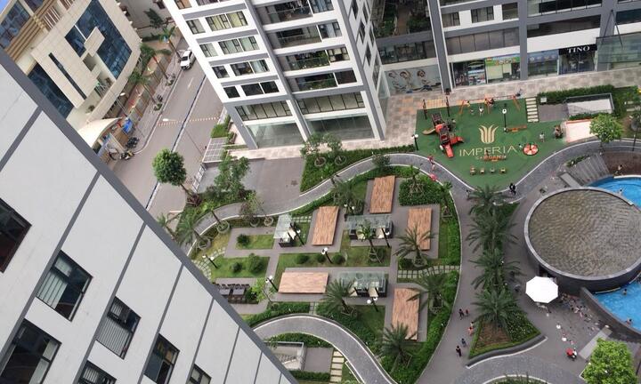Hà Nội: Nam thanh niên trượt chân rơi từ tầng 3 chung cư xuống đất