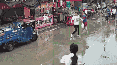 Video: 'Xe ma' 3 bánh gây náo loạn đường phố ở Trung Quốc