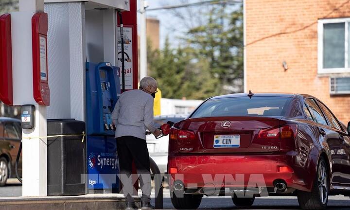 Giá xăng bán lẻ tại Mỹ chạm đáy