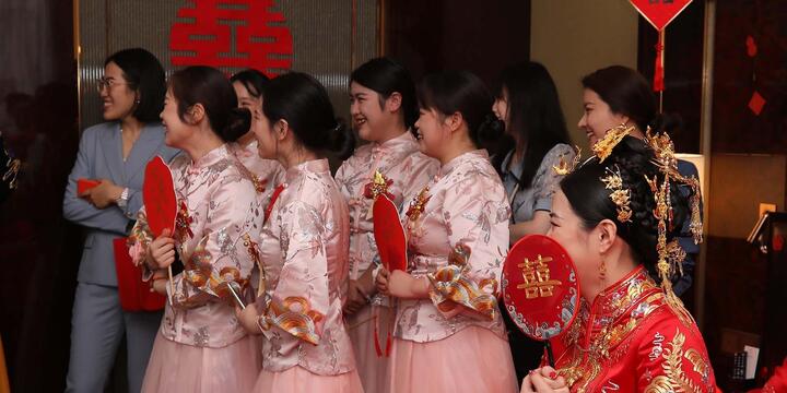 Vì sao những cô gái thấp bé được săn đón đặc biệt ở Trung Quốc?