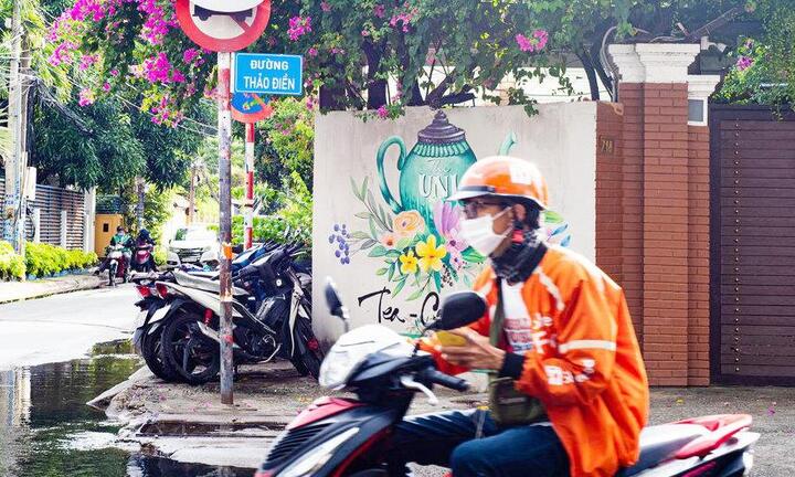 TP.HCM lên phương án khắc phục tình trạng biển báo hỏng, 'núp' lùm cây