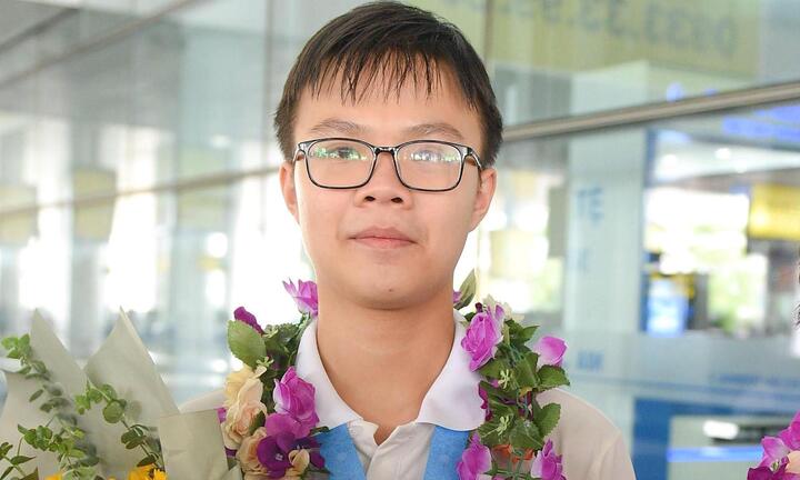 Nam sinh lớp 11 giành huy chương vàng Toán quốc tế 'tiếc vì mất điểm tuyệt đối'