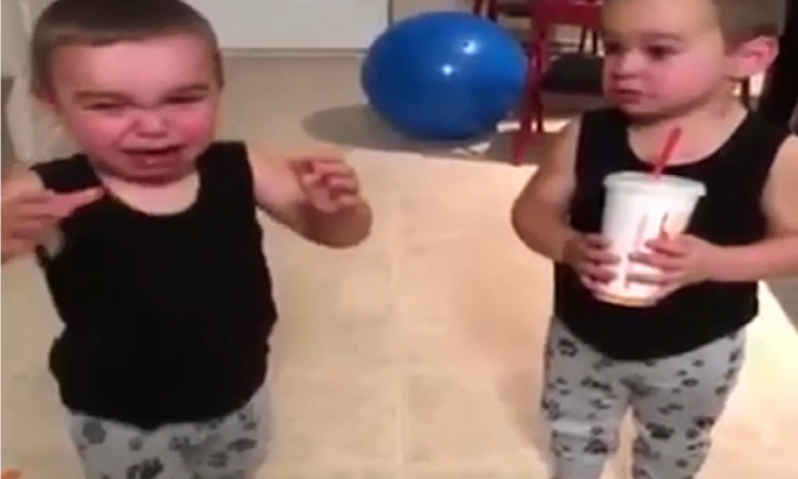 Cặp song sinh thay nhau khóc khi phải nhường cốc nước