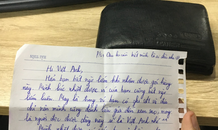 Bạn trẻ được người lạ trả lại ví bị mất kèm ‘quà tặng’ khiến dân mạng xao xuyến