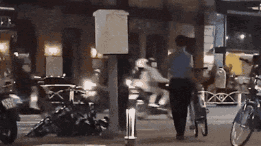 Video: Nam bảo vệ ném xe đạp công cộng xuống đường