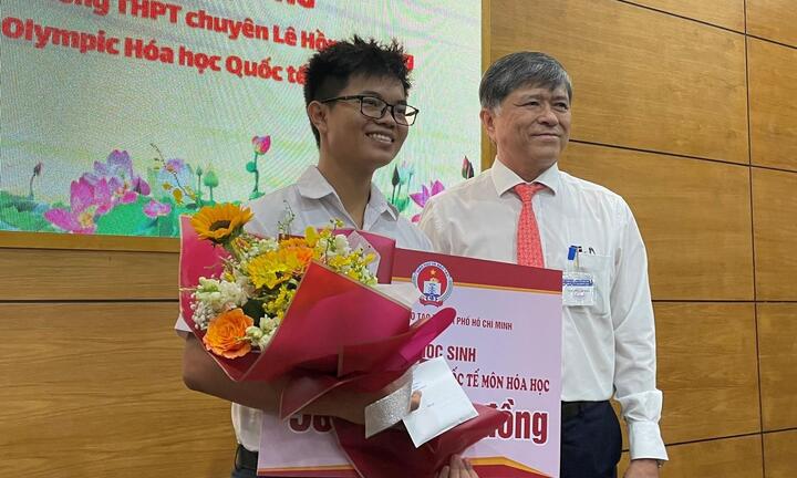 Thưởng nóng 150 triệu đồng cho chủ nhân tấm HCV Olympic Hóa học quốc tế