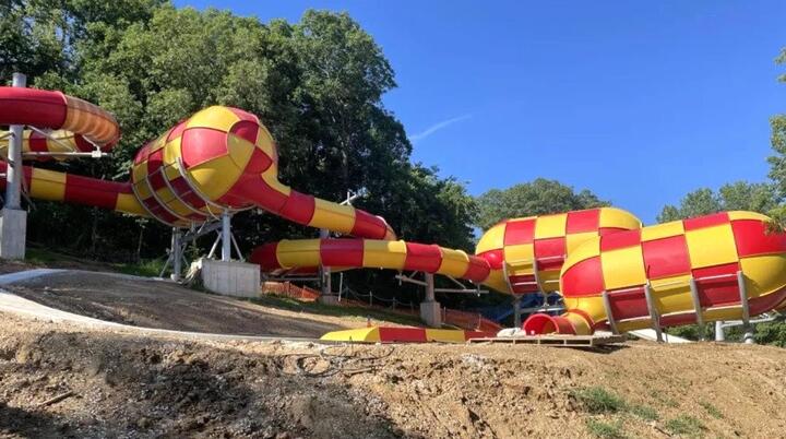 Video: Bé gái bị từ chối chơi ở công viên nước vì lý do khó tin