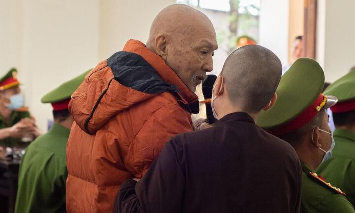 Sau một buổi vắng mặt, ‘thầy ông nội’ Lê Tùng Vân được dìu tới toà