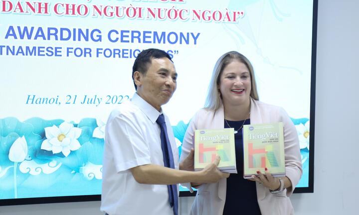 Trao tặng bộ sách quý cho Đại sứ quán Hoa Kỳ tại Hà Nội