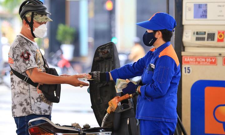 Vui mừng khi giá xăng dầu giảm sâu, người tiêu dùng vẫn mong rẻ nữa