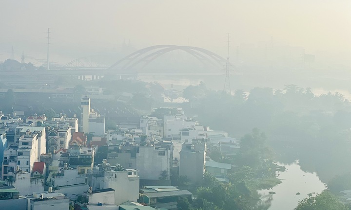 Sương mù bao phủ, TP.HCM mờ ảo như Đà Lạt