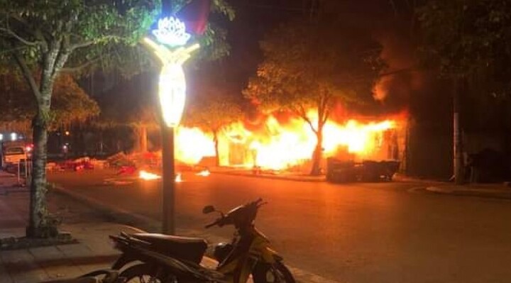 Dãy nhà ở TP Móng Cái bốc cháy lúc nửa đêm, nhiều gia đình mất trắng tài sản