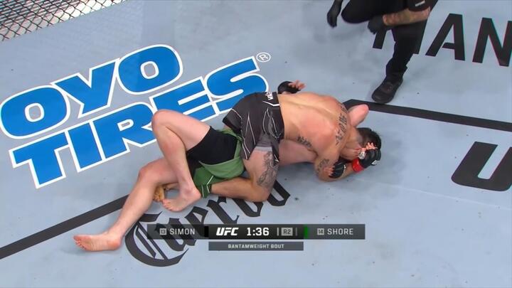 Video: Võ sĩ tung chiêu siết cổ khiến đối thủ xin đầu hàng 