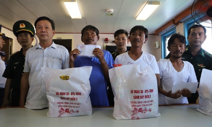 Tàu Hải quân đưa 5 ngư dân mất tích 12 ngày về Khánh Hòa