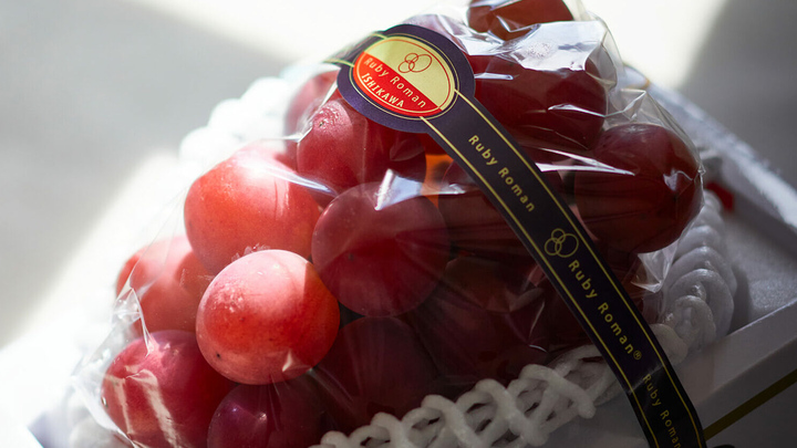 Video: Nho đắt nhất thế giới bán tràn lan với giá rẻ ở Việt Nam