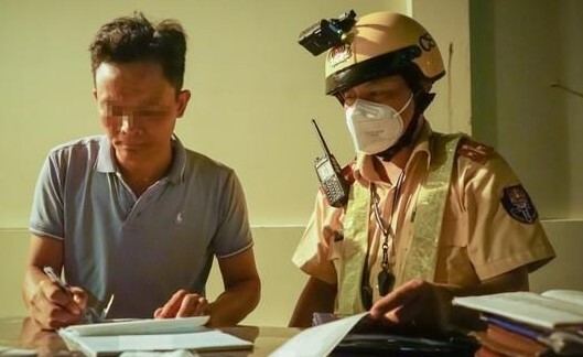 Sợ CSGT phạt nặng, lái xe ben khai tên giả